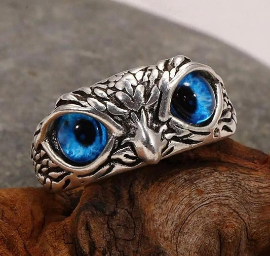 Stunning Silver Plated Owl-Inspired Ring with Captivating Blue Eyes